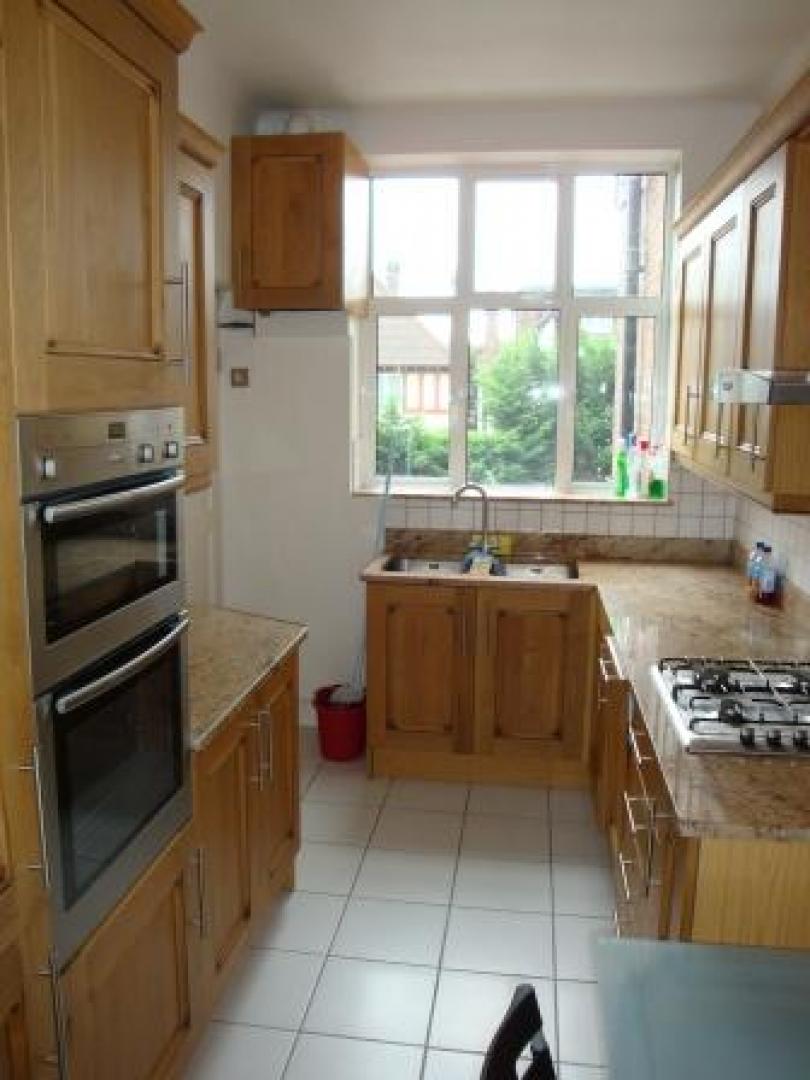 			3 Bedroom, 1 bath, 1 reception Flat			 Golders Green Road, GOLDERS GREEN